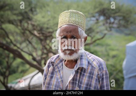 Taiz, Jemen- 08 Oct 2021 : ein älterer Mann lebt mit seiner Familie in einem Lager für Vertriebene, die vor dem Krieg im Jemen fliehen Stockfoto