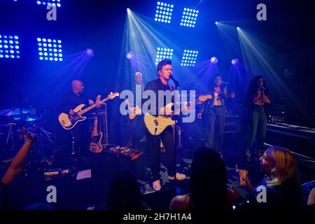 Rick Astley tritt im Concorde Conference Center des Flughafens von Manchester während einer Wohltätigkeitsveranstaltung zur Unterstützung des Manchester Cancer Support Center von Maggie auf. Stockfoto