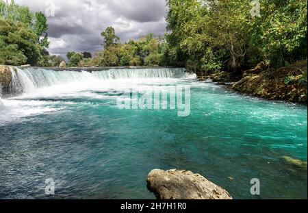 Erstaunlich schnell fließenden felsigen Bach mit kleinen Wasserfall Kaskade fließt in den türkisfarbenen Teich. Malerische Berglandschaft mit Wasserfällen. Schöner natürlicher Hintergrund für Ihr Design. Stockfoto