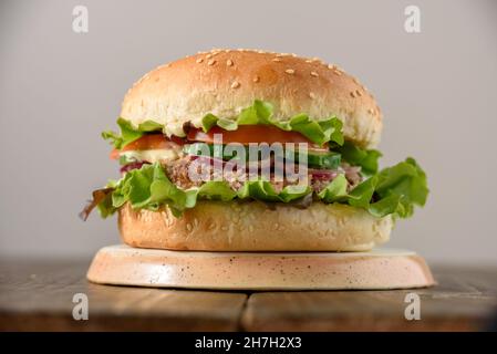 Vegetarischer Burger mit Bohnenpastete auf Holztisch Stockfoto