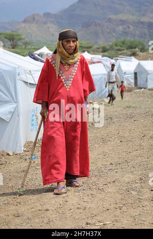 Taiz, Jemen- 08 Oct 2021 :eine ältere Frau lebt in einem Lager für Menschen, die durch den Krieg im Jemen vertrieben wurden Stockfoto