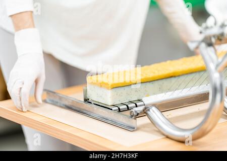 Handgefertigte Bio-Seifen in Scheiben geschnitten. Naturkosmetik Stockfoto