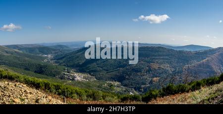 Blick über das Tal des Zezere Flusses und das Dorf Sameiro. Manteigas, Serra da Estrela - Portugal. Stockfoto