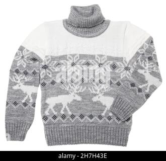 Kinder Strickpullover mit Rollkragen, auch Ugly Sweater genannt, warm und saisonal, mit Hirschverzierung auf weißem Hintergrund Stockfoto