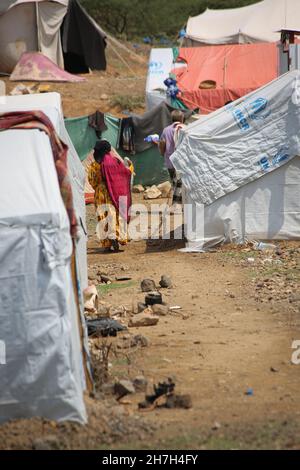 Taiz, Jemen- 08 Oct 2021 :eine ältere Frau lebt in einem Lager für Menschen, die durch den Krieg im Jemen vertrieben wurden Stockfoto