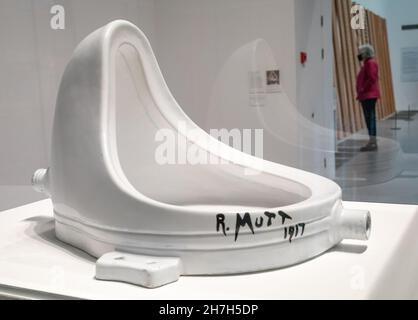 Fountain von Marcel Duchamp in der Tate Modern, London, Großbritannien. Das Original, das 1917 hergestellt wurde, ist verloren gegangen und dies ist eine offiziell sanktionierte Replik. Stockfoto