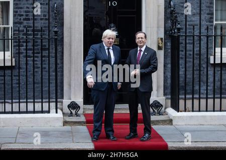 London, Großbritannien. 23rd. November 2021. Vor einem Treffen begrüßt der britische Premierminister Boris Johnson den israelischen Präsidenten Isaac Herzog vor der Downing Street 10. Präsident Herzog hat die Entscheidung des Vereinigten Königreichs begrüßt, den politischen Flügel der Hamas zu einer Terrororganisation zu ernennen und ihre Unterstützung zu verbieten, und es wird erwartet, dass er die britische Regierung dazu drängen wird, ihre Politik gegenüber dem Iran aggressiver zu machen. Kredit: Mark Kerrison/Alamy Live Nachrichten Stockfoto