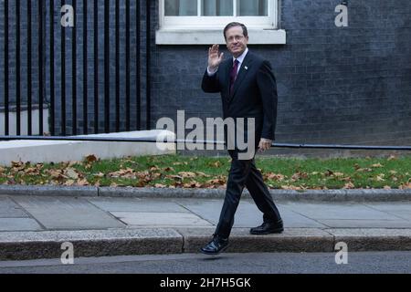 London, Großbritannien. 23rd. November 2021. Der israelische Präsident Isaac Herzog kommt in der Downing Street zu einem Treffen mit dem britischen Premierminister Boris Johnson an. Präsident Herzog hat die Entscheidung des Vereinigten Königreichs begrüßt, den politischen Flügel der Hamas zu einer Terrororganisation zu ernennen und ihre Unterstützung zu verbieten, und es wird erwartet, dass er die britische Regierung dazu drängen wird, ihre Politik gegenüber dem Iran aggressiver zu machen. Kredit: Mark Kerrison/Alamy Live Nachrichten Stockfoto