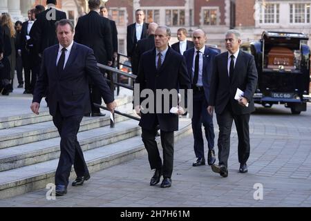 Chief Whip Mark Spencer (links), der stellvertretende Premierminister Dominic Raab (Mitte) und der nordirische Sekretär Brandon Lewis (rechts) verlassen die Westminster Cathedral im Zentrum von London nach einer Messe für Sir David Amess. Bilddatum: Dienstag, 23. November 2021. Stockfoto