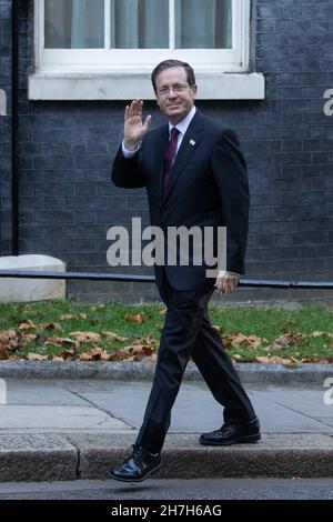 London, Großbritannien. 23rd. November 2021. Der israelische Präsident Isaac Herzog kommt in der Downing Street zu einem Treffen mit dem britischen Premierminister Boris Johnson an. Präsident Herzog hat die Entscheidung des Vereinigten Königreichs begrüßt, den politischen Flügel der Hamas zu einer Terrororganisation zu ernennen und ihre Unterstützung zu verbieten, und es wird erwartet, dass er die britische Regierung dazu drängen wird, ihre Politik gegenüber dem Iran aggressiver zu machen. Kredit: Mark Kerrison/Alamy Live Nachrichten Stockfoto