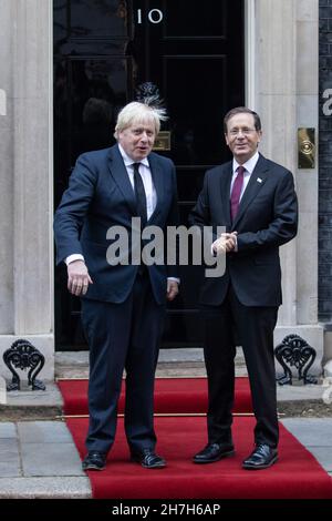 London, Großbritannien. 23rd. November 2021. Vor einem Treffen begrüßt der britische Premierminister Boris Johnson den israelischen Präsidenten Isaac Herzog vor der Downing Street 10. Präsident Herzog hat die Entscheidung des Vereinigten Königreichs begrüßt, den politischen Flügel der Hamas zu einer Terrororganisation zu ernennen und ihre Unterstützung zu verbieten, und es wird erwartet, dass er die britische Regierung dazu drängen wird, ihre Politik gegenüber dem Iran aggressiver zu machen. Kredit: Mark Kerrison/Alamy Live Nachrichten Stockfoto