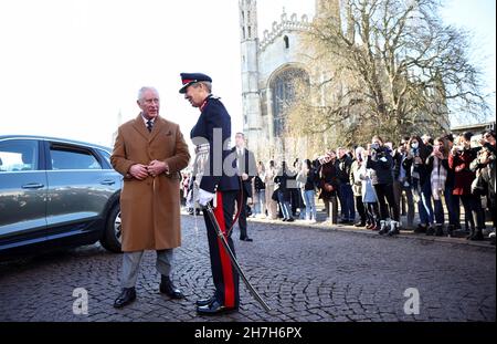 Der Prinz von Wales wird bei einem Besuch auf dem Cambridge Market von der Oberleutnant von Cambridgeshire, Julie Spence, begrüßt, um Händler zu treffen und die Stände zu besichtigen. Bilddatum: Dienstag, 23. November 2021. Stockfoto