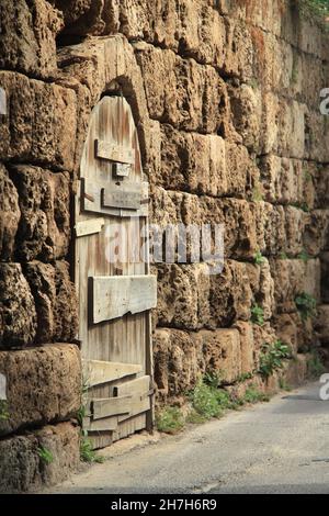 In der Stadt Batroun im Libanon wurde eine Holztür mit vielen Scheiben geschlossen. Stockfoto