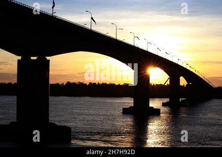 Kampong Cham. 23rd. November 2021. Das Foto vom 23. November 2021 zeigt die achte Kambodscha-China Freundschaftsbrücke in Kambodscha. Die achte von China gebaute Freundschaftsbrücke, die den Bewohnern beider Provinzen Hoffnung auf Entwicklung und Erleichterung der Geschäftstätigkeit brachte, erstreckt sich über den Mekong-Fluss und verbindet die Provinzen Kampong Cham und Tboung Khmum im Südosten Kambodschas. Quelle: Xinhua/Alamy Live News Stockfoto