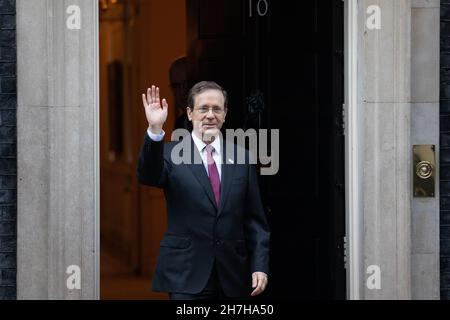 London, Großbritannien. 23rd. November 2021. Der israelische Präsident Isaac Herzog winkt, als er die Downing Street 10 nach einem Treffen mit dem britischen Premierminister Boris Johnson verlässt. Herzog hat die Entscheidung des Vereinigten Königreichs begrüßt, den politischen Flügel der Hamas als Terrororganisation zu benennen und ihre Unterstützung zu verbieten, und es wird erwartet, dass er die britische Regierung dazu drängen wird, ihre Politik gegenüber dem Iran aggressiver zu machen. Kredit: Mark Kerrison/Alamy Live Nachrichten Stockfoto