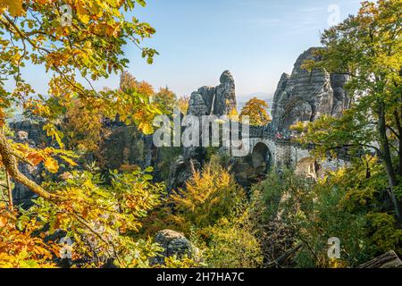 Bastei Felsbrücke im Herbst, Sächsische Schweiz, Sachsen, Deutschland Stockfoto