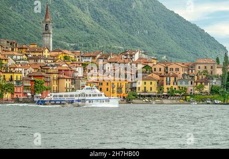 Schnellboot vor Varenna am Comer See von der Seeseite aus gesehen, Lombardei, Italien Stockfoto