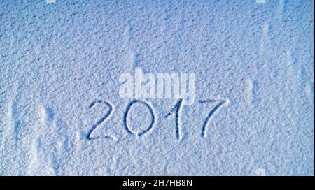 2017 geschrieben im Schnee auf Eis, Neujahr Konzept Stockfoto