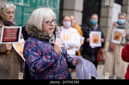 Anna Corrigan, dessen Mutter und zwei Brüder sich im Mutter- und Babyhaus in Tuam aufhielten, nahm an einem Protest vor dem Leinster House gegen das von der Regierung geplante Wiedergutmachungsprogramm für Überlebende von Mutter und Baby Home Teil. Bilddatum: Montag, 22. November 2021. Stockfoto