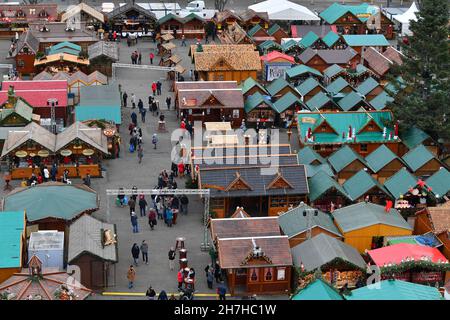 Erfurt, Deutschland. 23rd. November 2021. Besucher spazieren durch den Erfurter Weihnachtsmarkt. Die meisten thüringischen Städte haben ihre Weihnachtsmärkte aufgrund der besorgniserregenden Infektionszahlen gestrichen. Nun steht eine Verschärfung der Corona-Maßnahmen in den Angen. Am 24. November wird der landtag über weitere Einschränkungen diskutieren. Daher ist derzeit unklar, ob die Weihnachtsmärkte bis Ende Dezember geöffnet bleiben dürfen. Quelle: Martin Schutt/dpa-Zentralbild/dpa/Alamy Live News Stockfoto