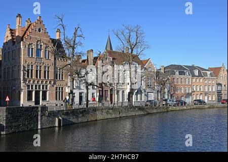 Historische Stadthäuser an einem Kanal in Brügge Stockfoto