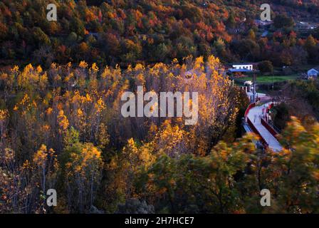 Blick auf den Monte de Hervas via verde via de la Plata Puente de Hierro Herbstfarben ockergelb-grün Sonnenuntergang Stockfoto