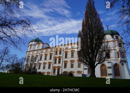 Schloss Celle Celler Schloss im November unter hellblauem Himmel mit Zirrostratuswolken, Niedersachsen, Deutschland, Europa. Stockfoto