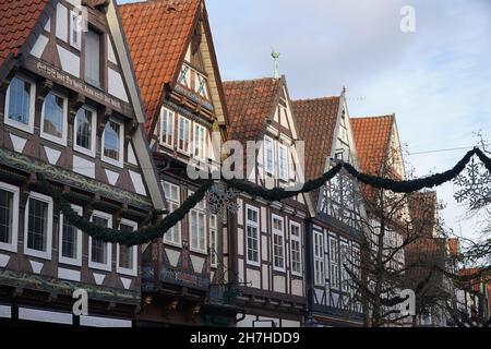 Detaillierte Ansichten der Giebel von Fachwerkfassaden in der Altstadt von Celle, teilweise mit Schriftzügen aus dem 16. Jahrhundert. Celle, Deutschland Stockfoto