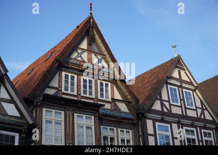 Detaillierte Ansichten der Giebel von Fachwerkfassaden in der Altstadt von Celle, teilweise mit Schriftzügen aus dem 16. Jahrhundert. Celle, Deutschland Stockfoto