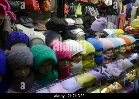 Herbst- und Winterkleidung. Winterzubehör im Schaufenster. Kuschelig flauschig warme Hüte, Fäustlinge und Handschuhe. Stockfoto