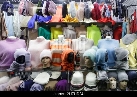 Herbst- und Winterkleidung. Winterzubehör im Schaufenster. Kuschelig flauschig warme Hüte, Fäustlinge und Handschuhe. Stockfoto