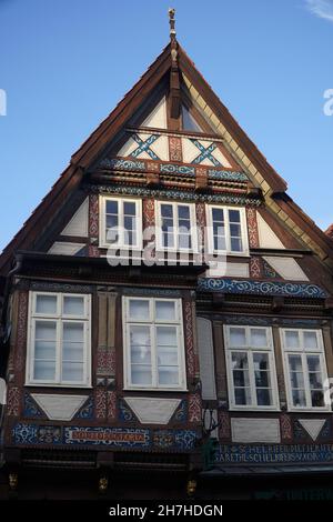 Detaillierte Ansichten der Giebel von Fachwerkfassaden in der Altstadt von Celle, teilweise mit Schriftzügen aus dem 16. Jahrhundert. Celle, Deutschland Stockfoto