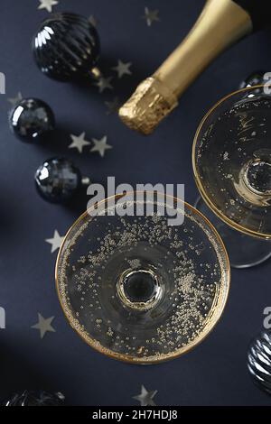 Festlicher Neujahrssekt auf marineblauem Hintergrund. Nahaufnahme. Stockfoto
