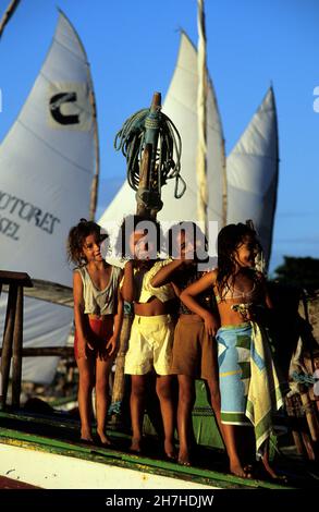 BRASILIEN, STAAT CEARA, FORTALEZA, KINDER, DIE AUF EINEM BOOT FISCHEN Stockfoto