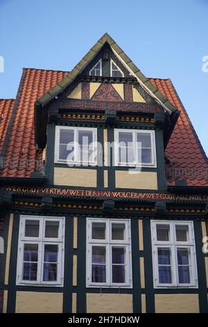 Detaillierte Ansichten der Giebel von Fachwerkfassaden in der Altstadt von Celle, teilweise mit Schriftzügen aus dem 16. Jahrhundert. Celle, Deutschland Stockfoto