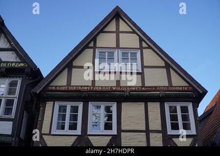 Detaillierte Ansichten der Giebel von Fachwerkfassaden in der Altstadt von Celle, teilweise mit Schriftzügen aus dem 16. Jahrhundert. Celle, Deutschland Stockfoto