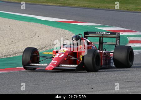 Scarperia, Mugello - 19. November 2021: Ferrari F1-89 Modell 640 des Jahres 1989 ex Nigel Mansell im Einsatz während der Ferrari World Finals 2021 in italien. Stockfoto