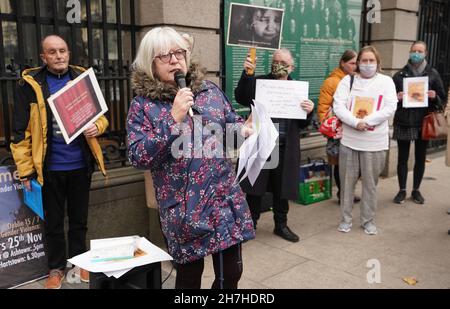 Anna Corrigan, dessen Mutter und zwei Brüder sich im Mutter- und Babyhaus in Tuam aufhielten, nahm an einem Protest vor dem Leinster House gegen das von der Regierung geplante Wiedergutmachungsprogramm für Überlebende von Mutter und Baby Home Teil. Bilddatum: Montag, 22. November 2021. Stockfoto