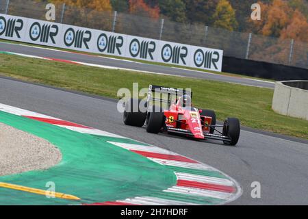 Scarperia, Mugello - 19. November 2021: Ferrari F1-89 Modell 640 des Jahres 1989 ex Nigel Mansell im Einsatz während der Ferrari World Finals 2021 in italien. Stockfoto