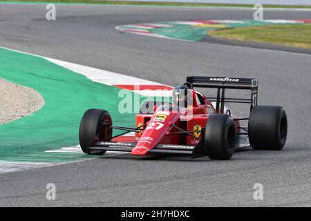 Scarperia, Mugello - 19. November 2021: Ferrari F1-89 Modell 640 des Jahres 1989 ex Nigel Mansell im Einsatz während der Ferrari World Finals 2021 in italien. Stockfoto
