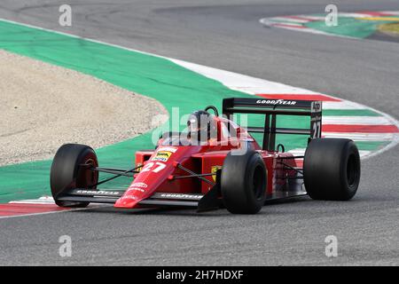 Scarperia, Mugello - 19. November 2021: Ferrari F1-89 Modell 640 des Jahres 1989 ex Nigel Mansell im Einsatz während der Ferrari World Finals 2021 in italien. Stockfoto