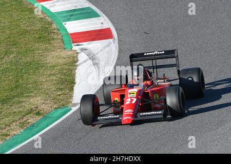 Scarperia, Mugello - 19. November 2021: Ferrari F1-89 Modell 640 des Jahres 1989 ex Nigel Mansell im Einsatz während der Ferrari World Finals 2021 in italien. Stockfoto
