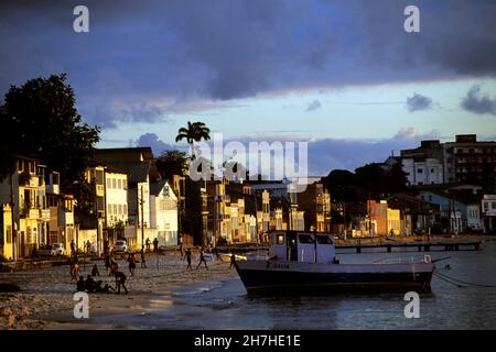 BRASILIEN, STAAT BAHIA, SALVADOR DE BAHIA, SONNENUNTERGANG AM STRAND Stockfoto