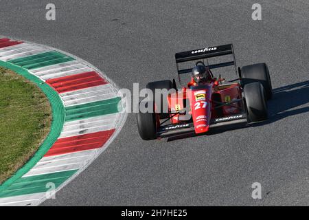 Scarperia, Mugello - 19. November 2021: Ferrari F1-89 Modell 640 des Jahres 1989 ex Nigel Mansell im Einsatz während der Ferrari World Finals 2021 in italien. Stockfoto