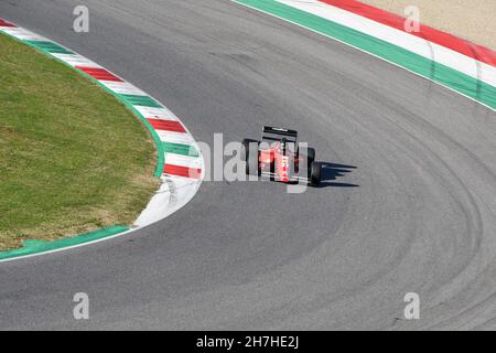 Scarperia, Mugello - 19. November 2021: Ferrari F1-89 Modell 640 des Jahres 1989 ex Nigel Mansell im Einsatz während der Ferrari World Finals 2021 in italien. Stockfoto