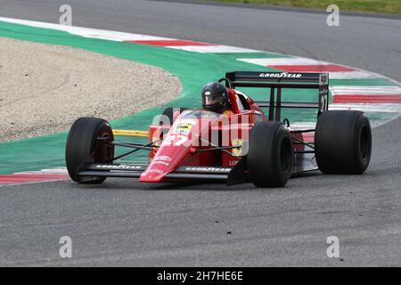 Scarperia, Mugello - 19. November 2021: Ferrari F1-89 Modell 640 des Jahres 1989 ex Nigel Mansell im Einsatz während der Ferrari World Finals 2021 in italien. Stockfoto