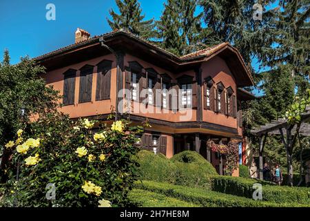 Typische bulgarische Architektur aus dem 19th. Jahrhundert.Historisches Museum in Panagyurishte.Bulgarien.Europa. Stockfoto