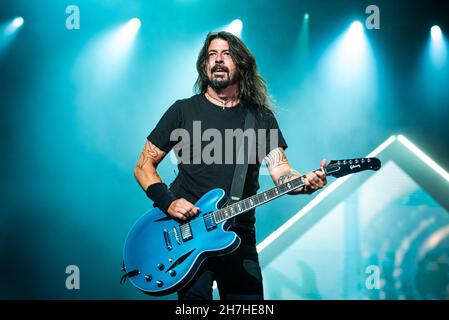 LONDON, LONDON STADIUM, JUNI 23rd 2018: Dave Grohl, Gitarrist, Sänger und Gründer der amerikanischen Band Foo Fighters, tritt live auf der Bühne der „Concrete and Gold“ Welttournee 2017/2018 auf Stockfoto