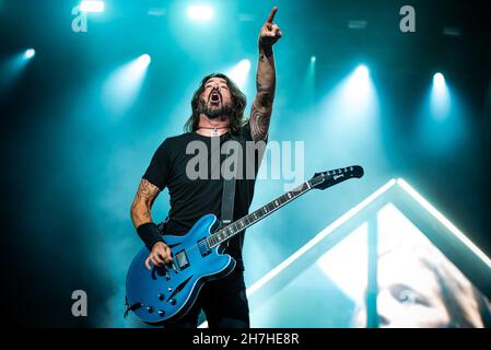 LONDON, LONDON STADIUM, JUNI 23rd 2018: Dave Grohl, Gitarrist, Sänger und Gründer der amerikanischen Band Foo Fighters, tritt live auf der Bühne der „Concrete and Gold“ Welttournee 2017/2018 auf Stockfoto