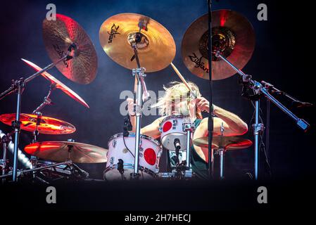 LONDON, LONDON STADIUM, JUNI 23rd 2018: Taylor Hawkins, Schlagzeuger der amerikanischen Band Foo Fighters, tritt live auf der Bühne der „Concrete and Gold“ Welttournee 2017/2018 auf Stockfoto